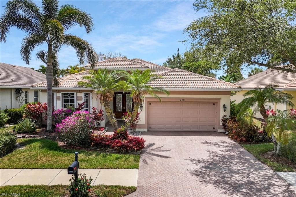 4923 Cerromar Dr, Naples, FL 34112-3