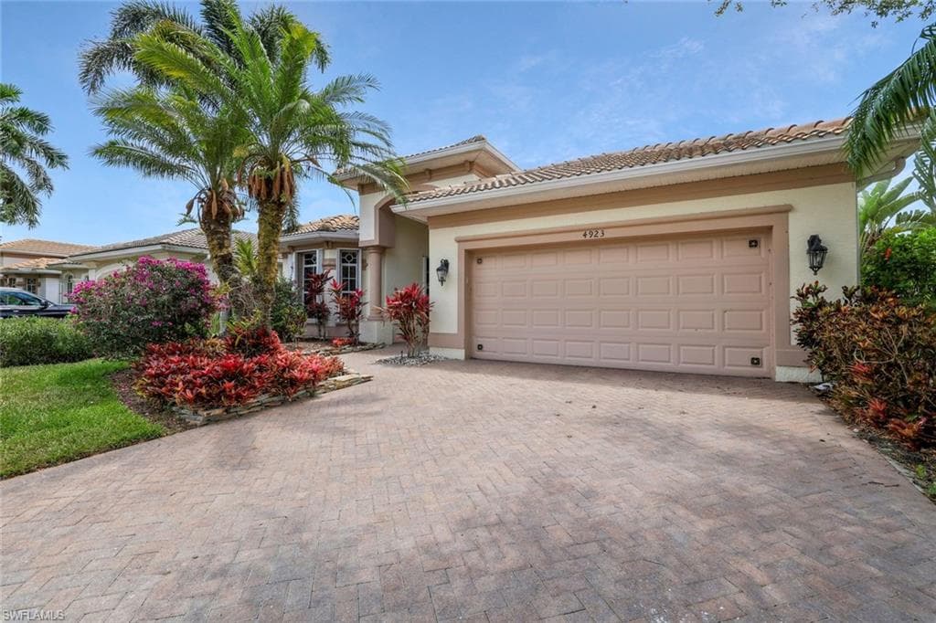 4923 Cerromar Dr, Naples, FL 34112-4