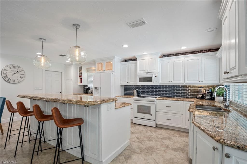 19 Pelican St E, Naples, FL 34113-9
