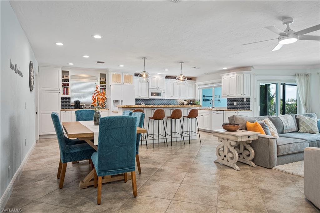 19 Pelican St E, Naples, FL 34113-10