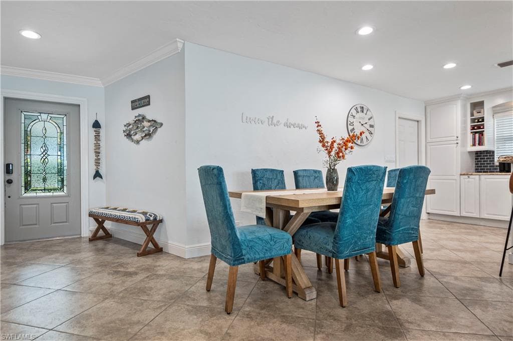 19 Pelican St E, Naples, FL 34113-11