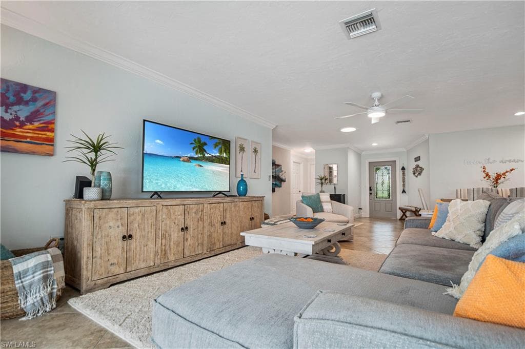 19 Pelican St E, Naples, FL 34113-13
