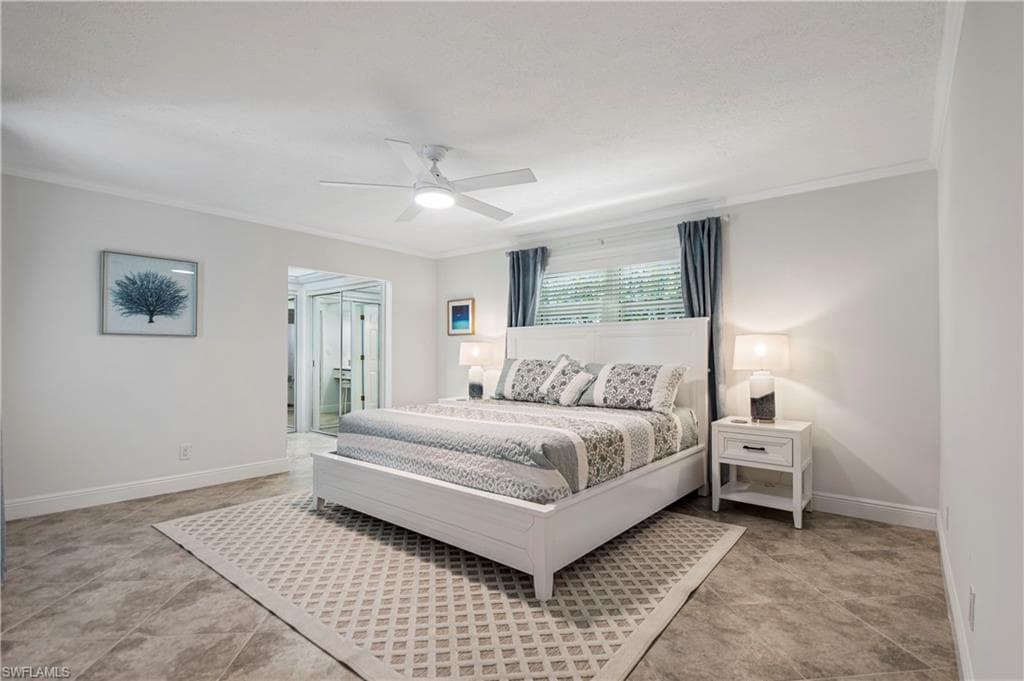 19 Pelican St E, Naples, FL 34113-16