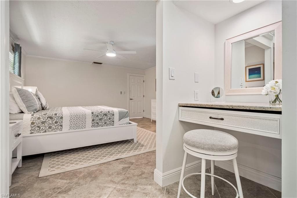 19 Pelican St E, Naples, FL 34113-18