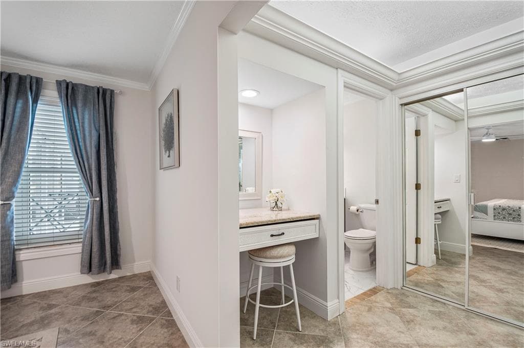 19 Pelican St E, Naples, FL 34113-19