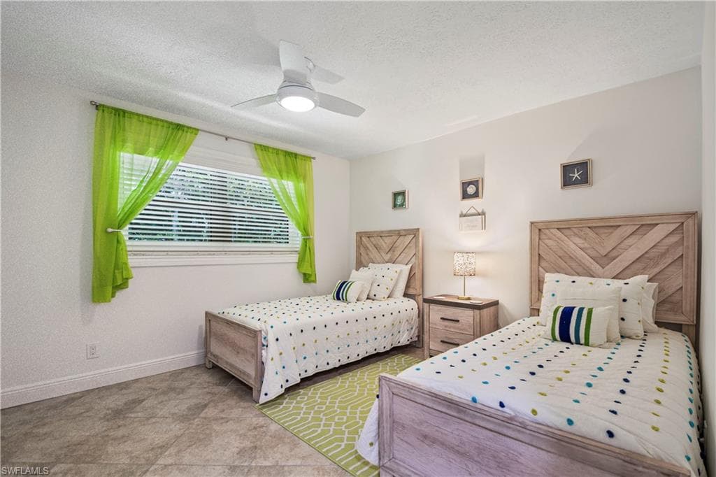 19 Pelican St E, Naples, FL 34113-21