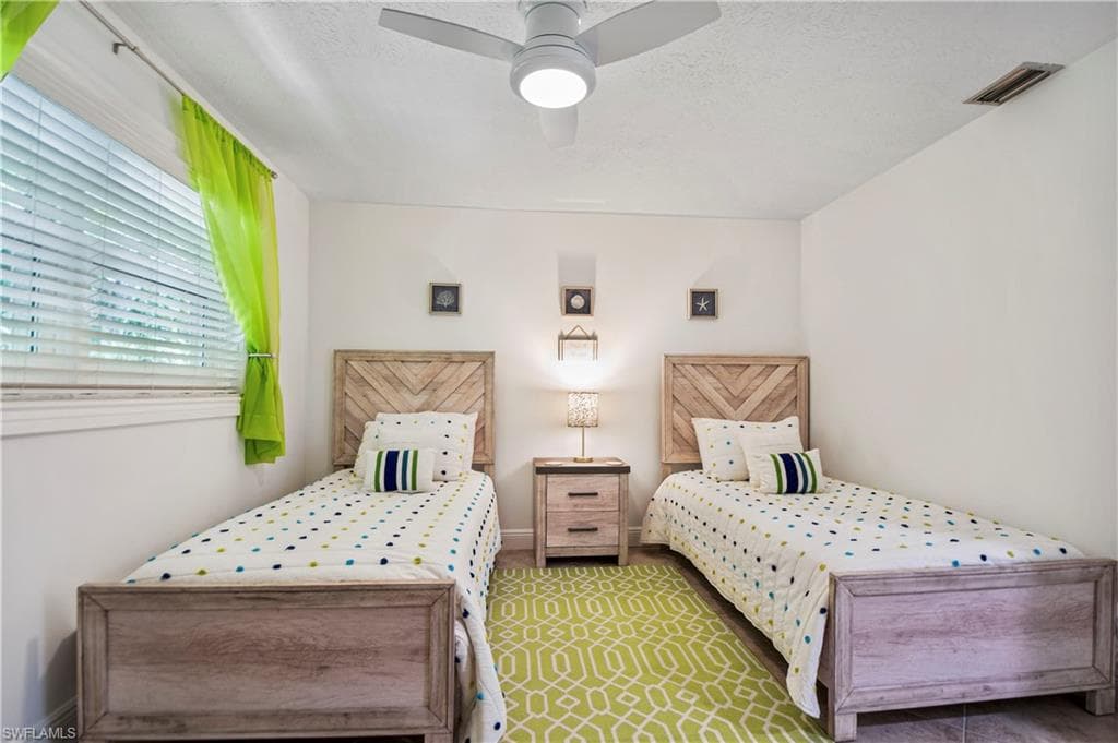 19 Pelican St E, Naples, FL 34113-22