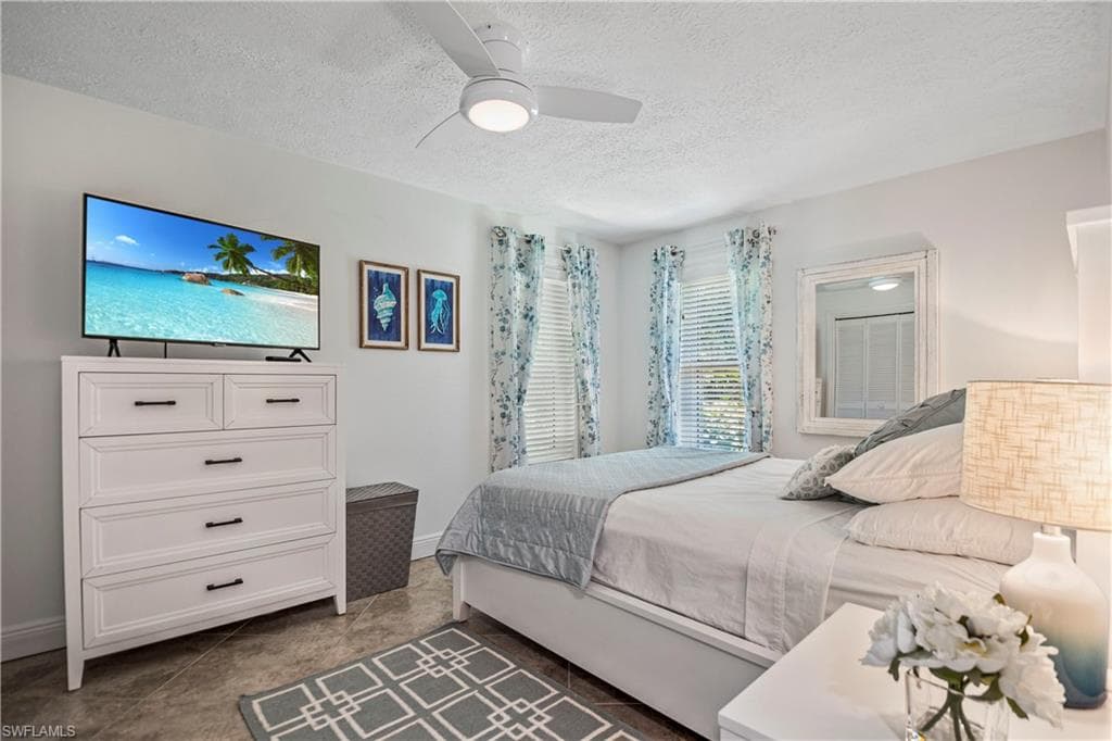 19 Pelican St E, Naples, FL 34113-24