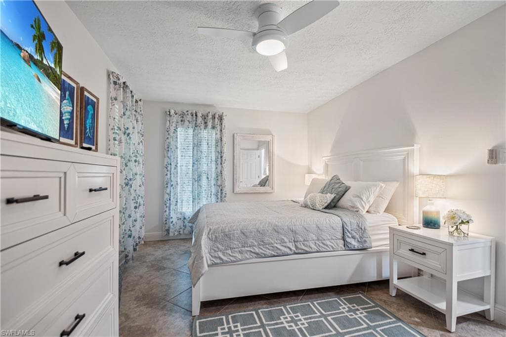 19 Pelican St E, Naples, FL 34113-25