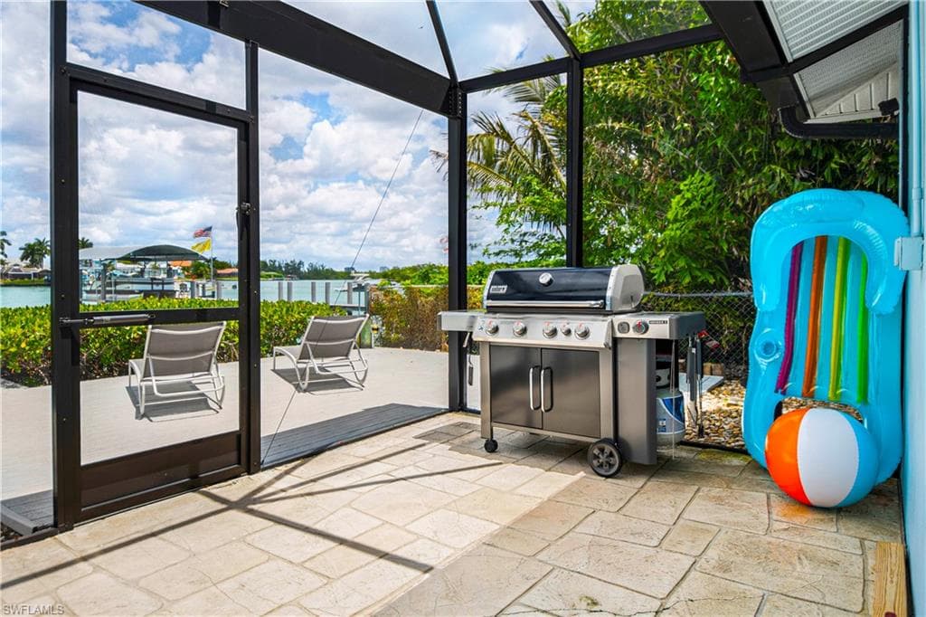 19 Pelican St E, Naples, FL 34113-30