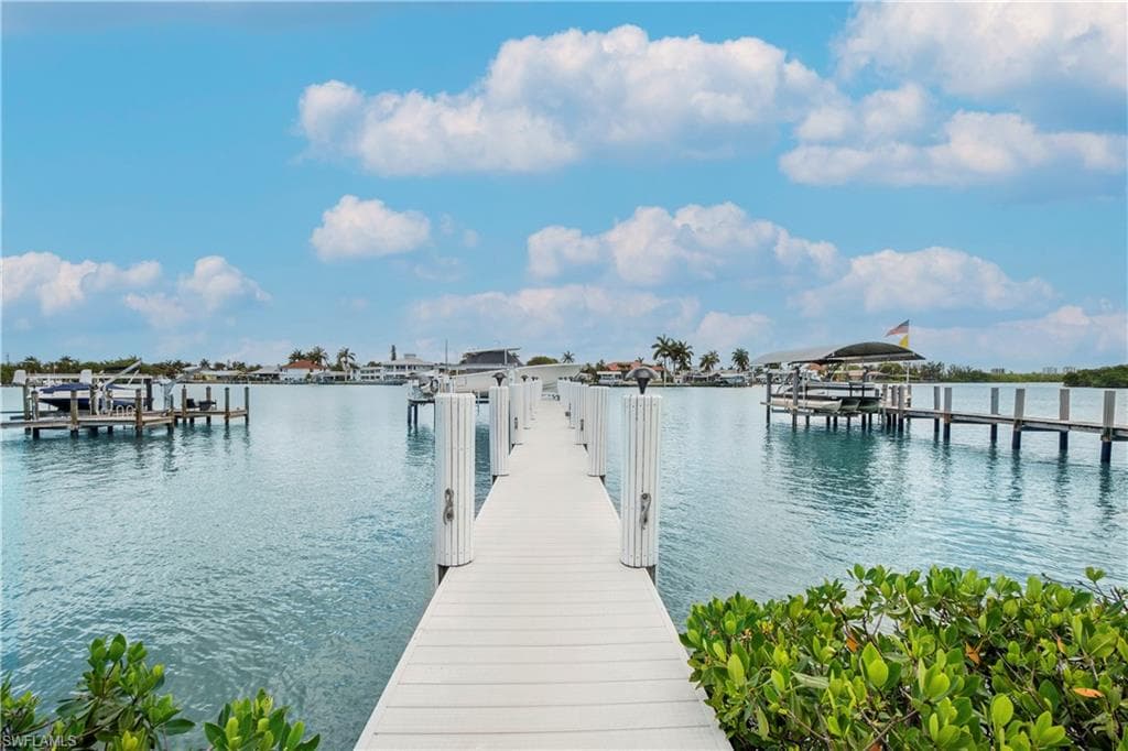 19 Pelican St E, Naples, FL 34113-32