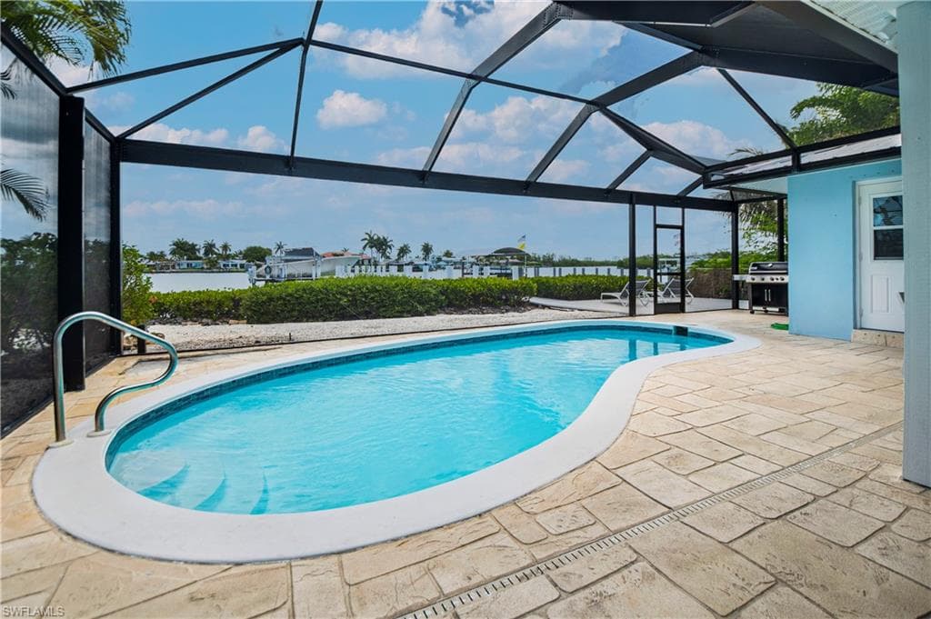 19 Pelican St E, Naples, FL 34113-4