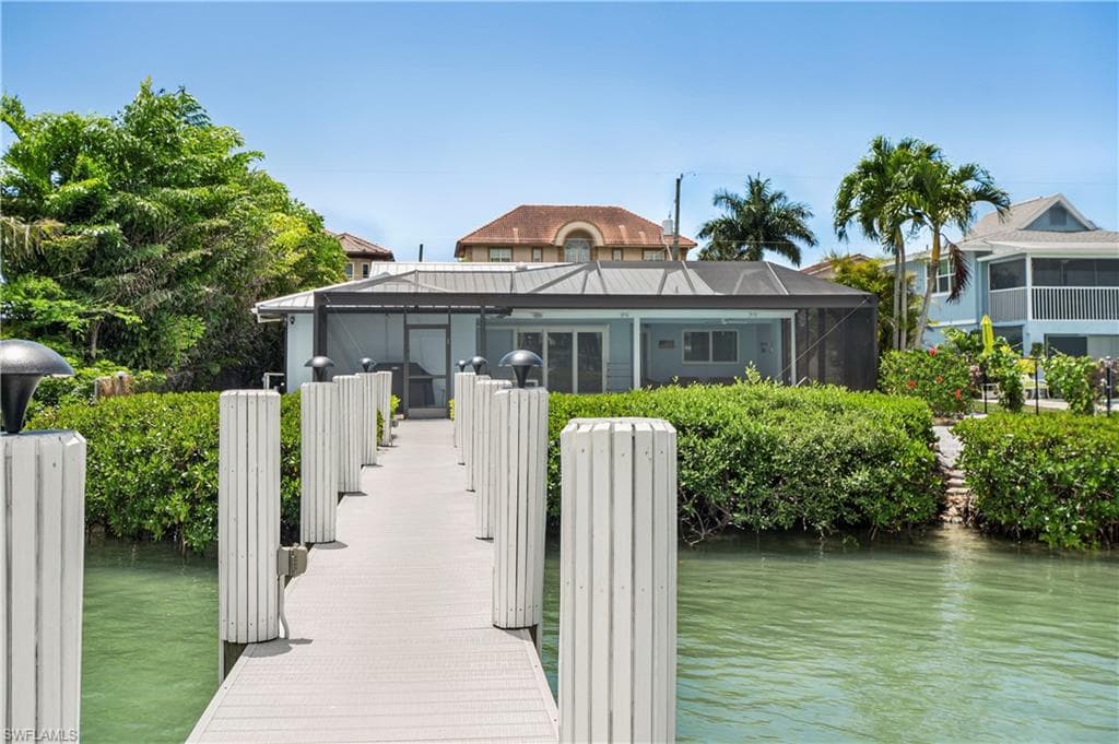 19 Pelican St E, Naples, FL 34113-4