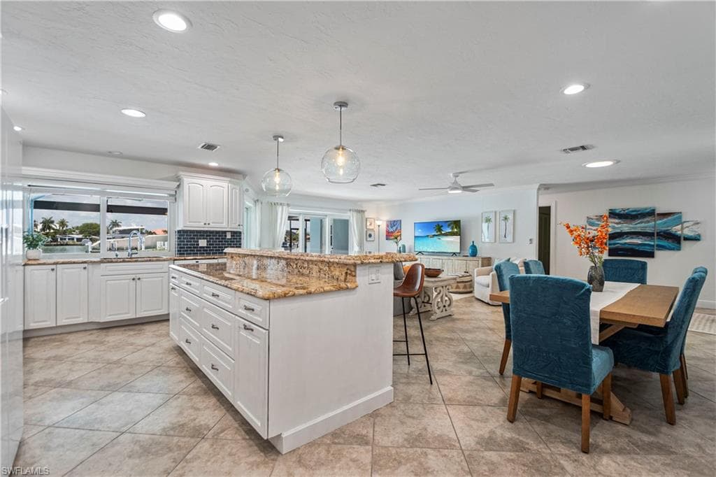 19 Pelican St E, Naples, FL 34113-7