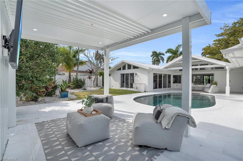 645 Park Shore Dr, Naples, FL 34103-10