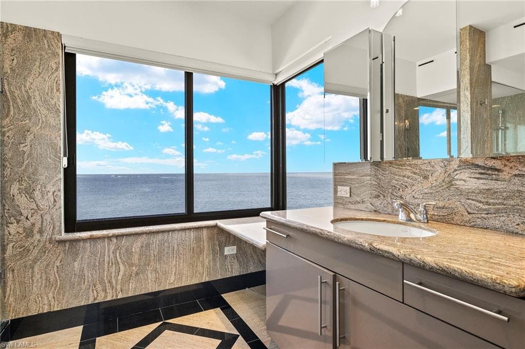 625 La Peninsula Blvd 625, Naples, FL 34113-20