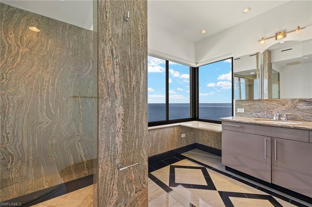 625 La Peninsula Blvd 625, Naples, FL 34113-21