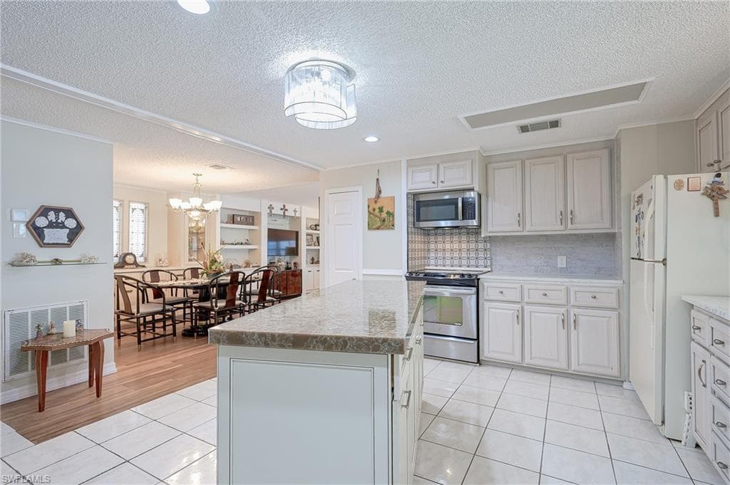 149 Kim Dr 149, Naples, FL 34104-3