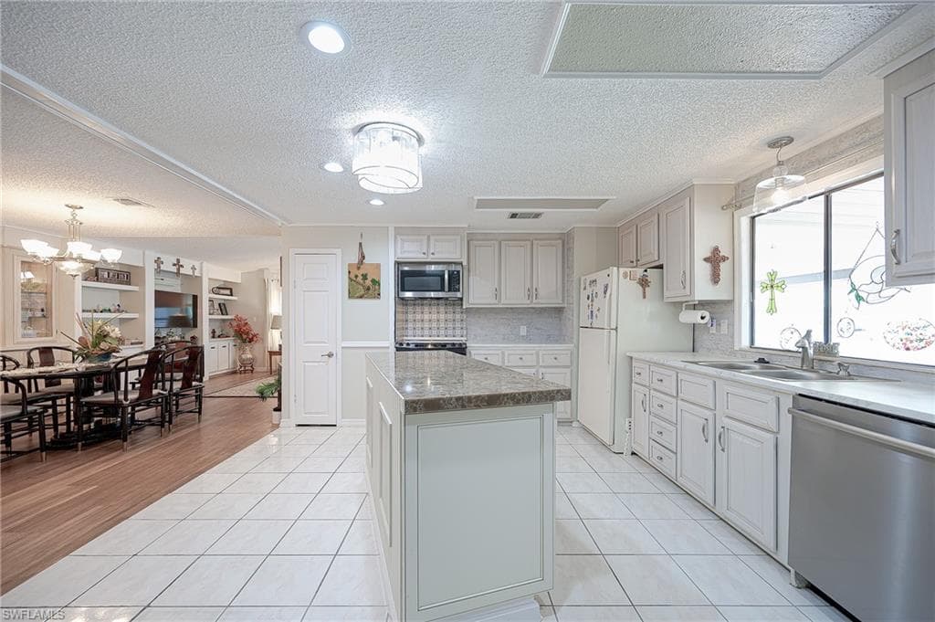 149 Kim Dr 149, Naples, FL 34104-4