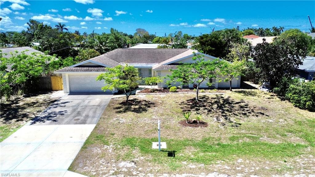844 106th Ave N, Naples, FL 34108-2