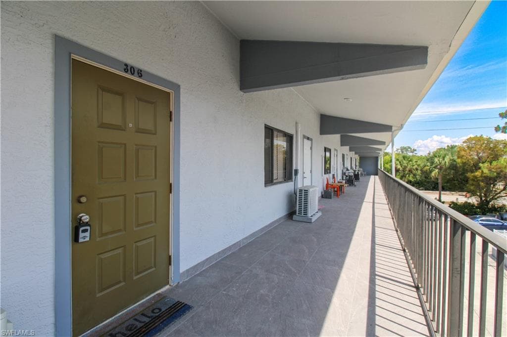 826 Wiggins Pass Rd 306, Naples, FL 34110-6