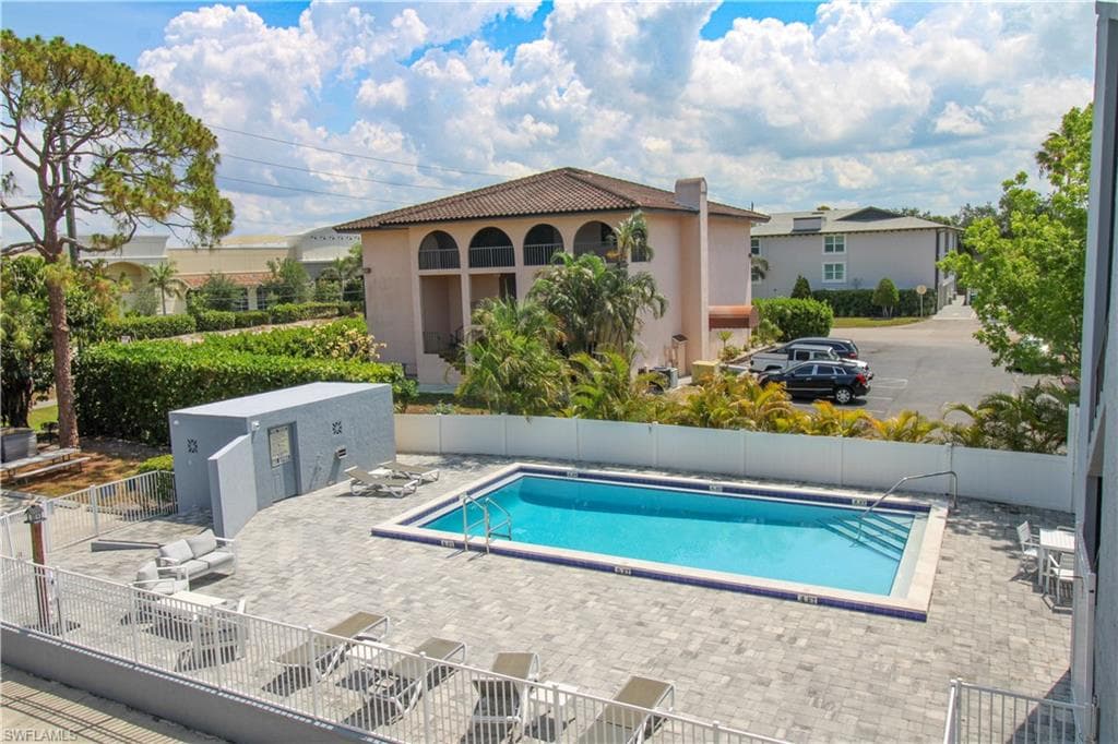 826 Wiggins Pass Rd 306, Naples, FL 34110-8