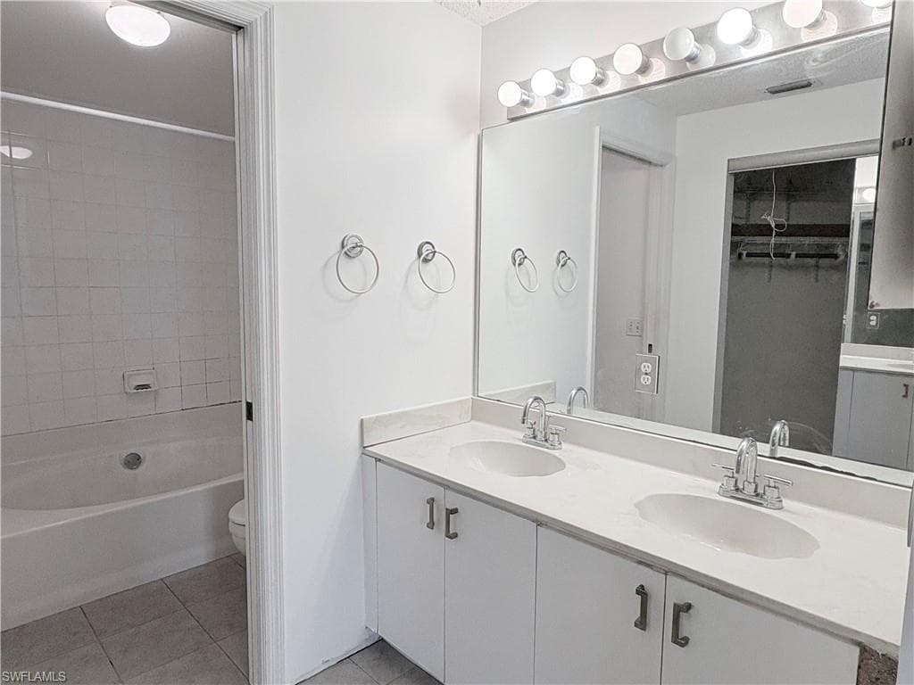 1096 Woodshire Ln C205, Naples, FL 34105-10