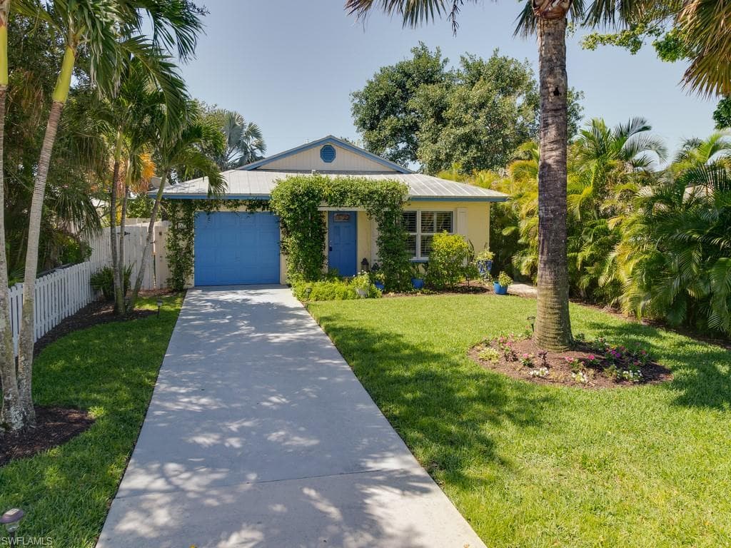 542 110th Ave N, Naples, FL 34108-1