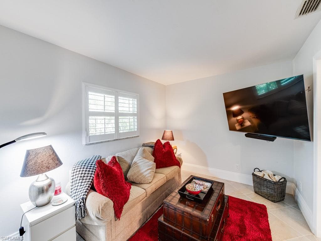 542 110th Ave N, Naples, FL 34108-6