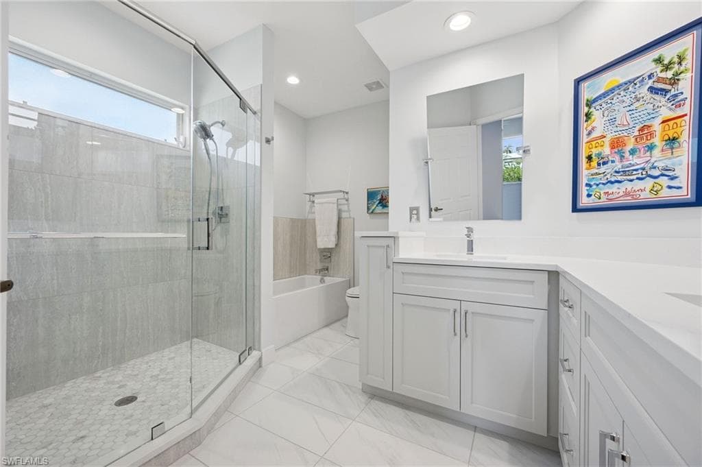 160 Waterside Cir 202, Marco Island, FL 34145-21