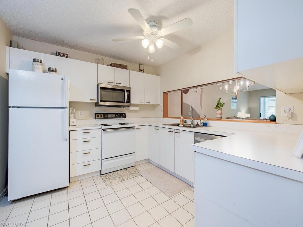 208 Furse Lakes Cir D6, Naples, FL 34104-9