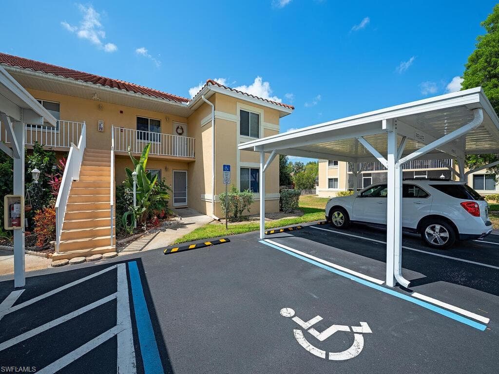 208 Furse Lakes Cir D6, Naples, FL 34104-12
