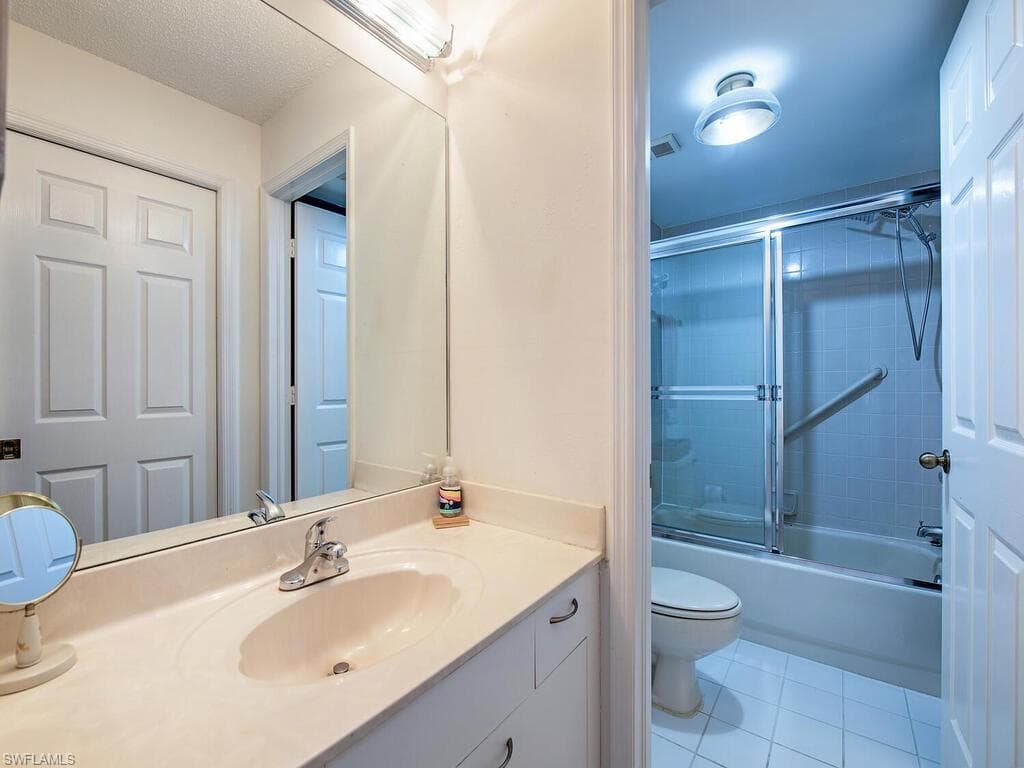 208 Furse Lakes Cir D6, Naples, FL 34104-4