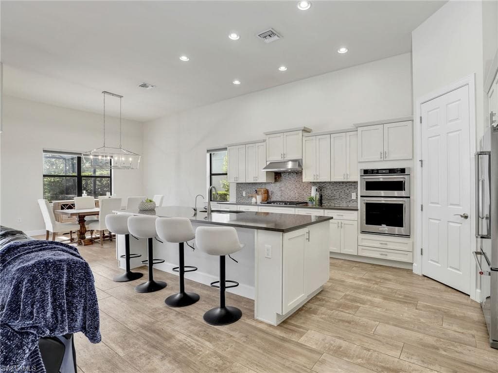 16289 Camden Lakes Cir, Naples, FL 34110-11