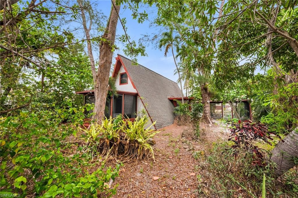 3261 Lakeview Dr, Naples, FL 34112-8