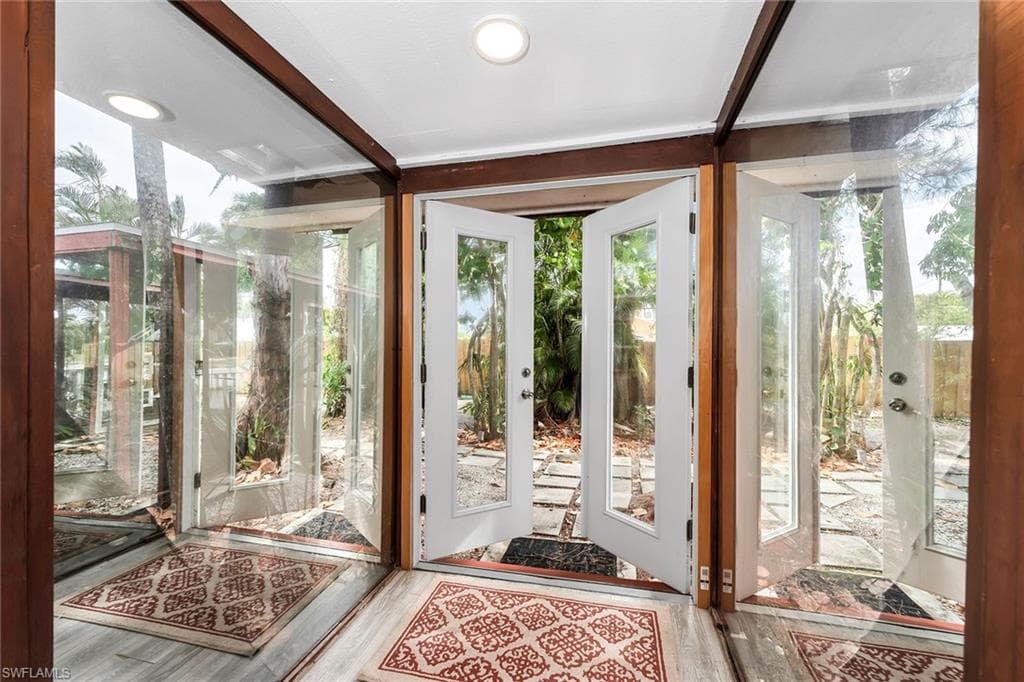 3261 Lakeview Dr, Naples, FL 34112-9