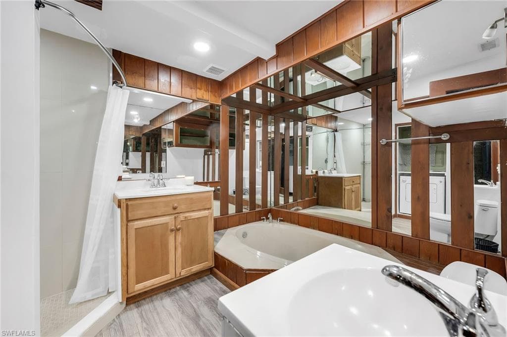 3261 Lakeview Dr, Naples, FL 34112-14