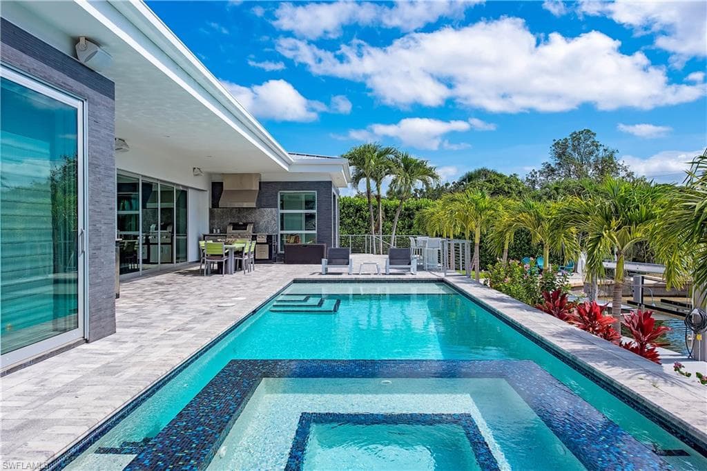 1807 Snook Dr, Naples, FL 34102-8
