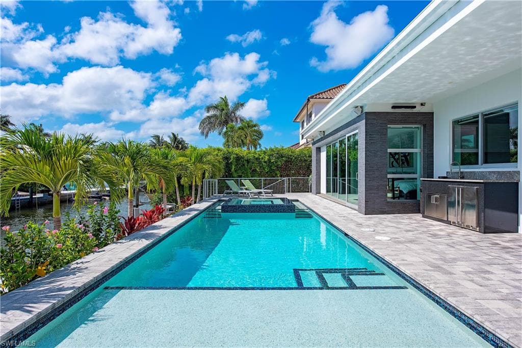 1807 Snook Dr, Naples, FL 34102-9