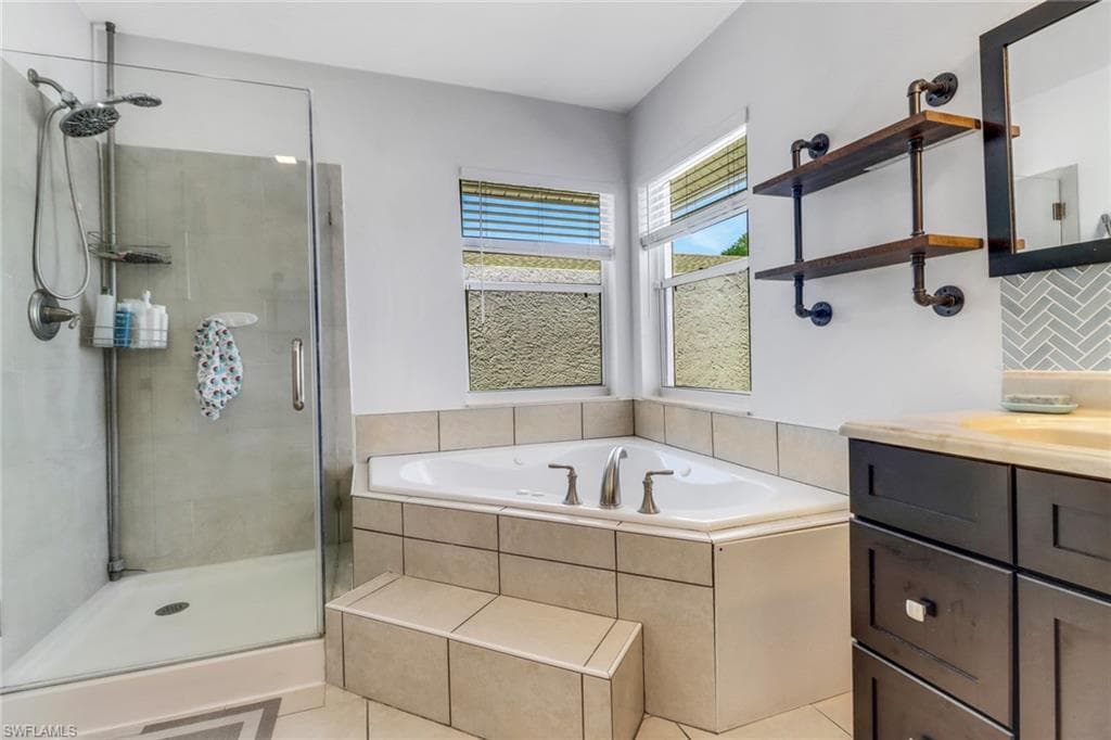 120 Heritage Way, Naples, FL 34110-17