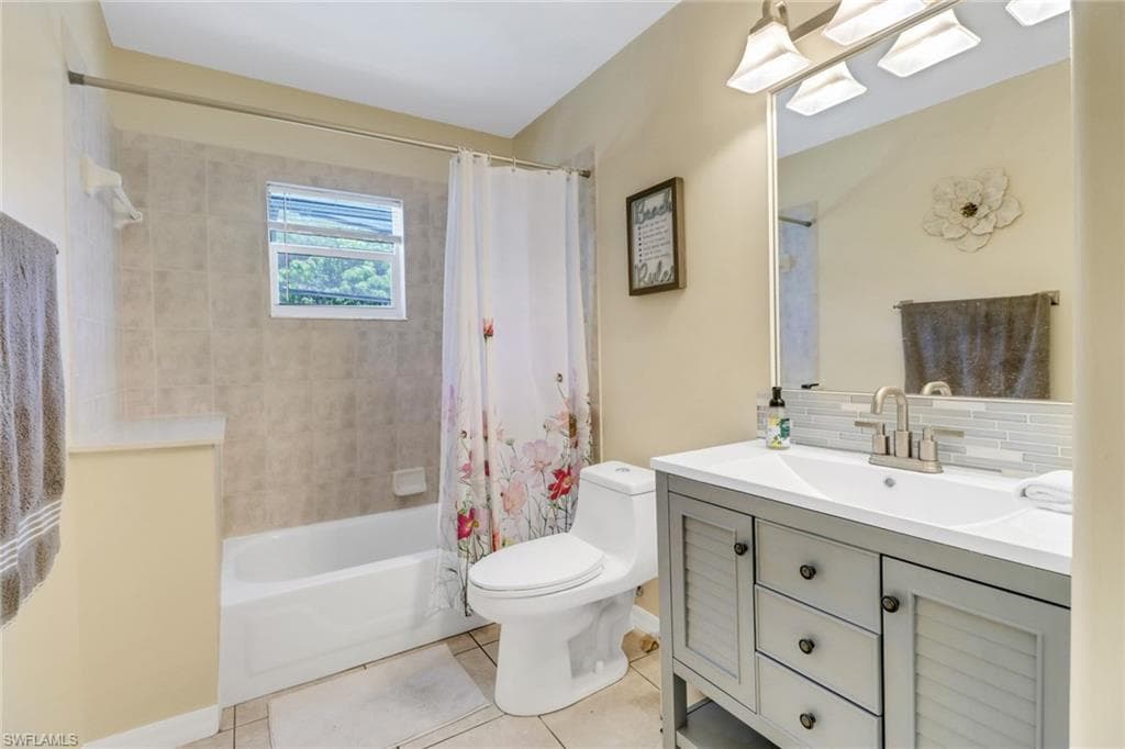120 Heritage Way, Naples, FL 34110-20