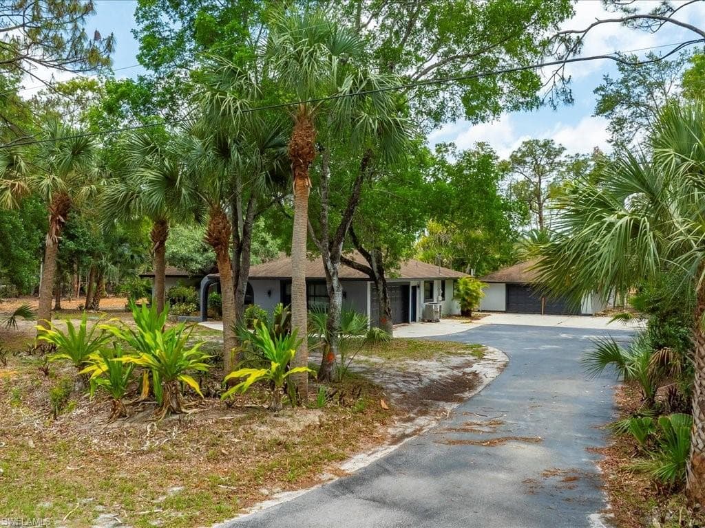 6940 Bottlebrush Ln, Naples, FL 34109-1