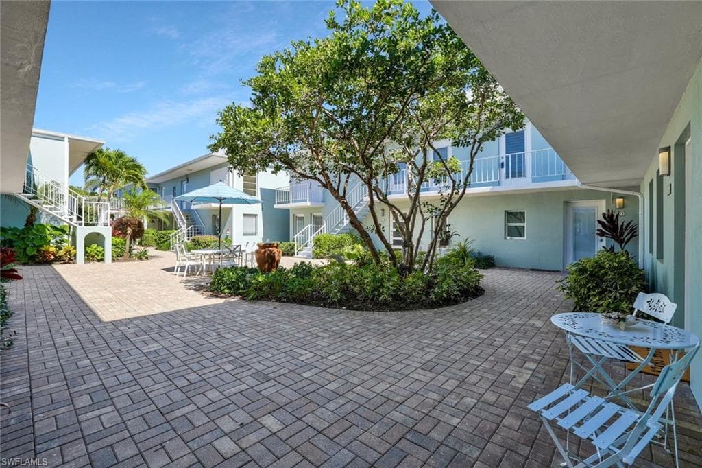 683 12th Ave S 683, Naples, FL 34102-21