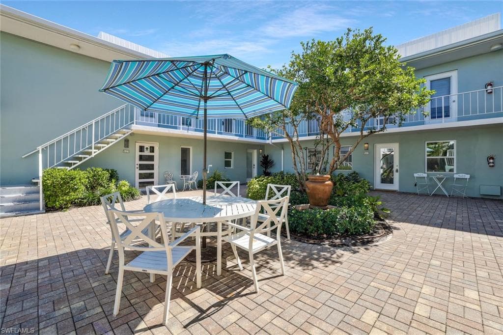 683 12th Ave S 683, Naples, FL 34102-2