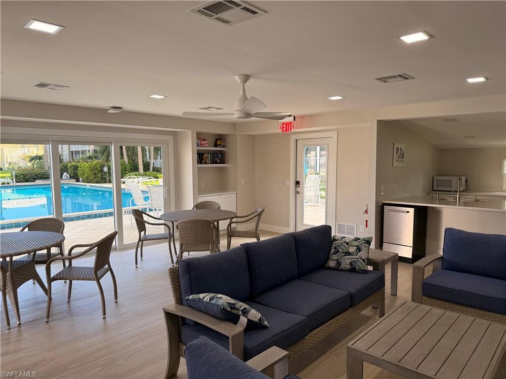 2880 Gulf Shore Blvd N 404, Naples, FL 34103-25