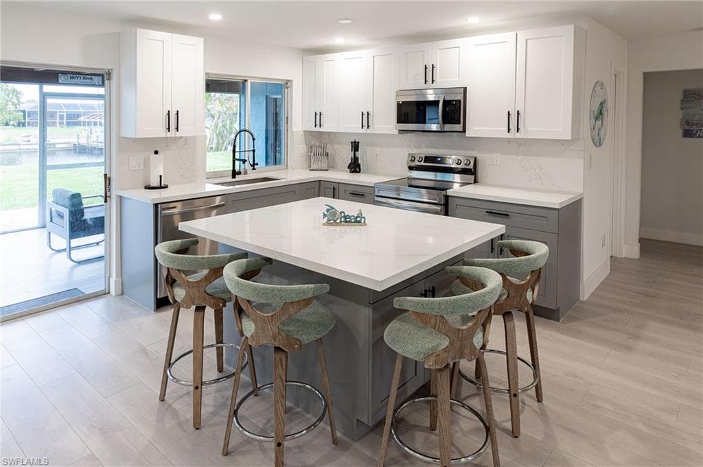 1401 36th Ter, Cape Coral, FL 33904-8