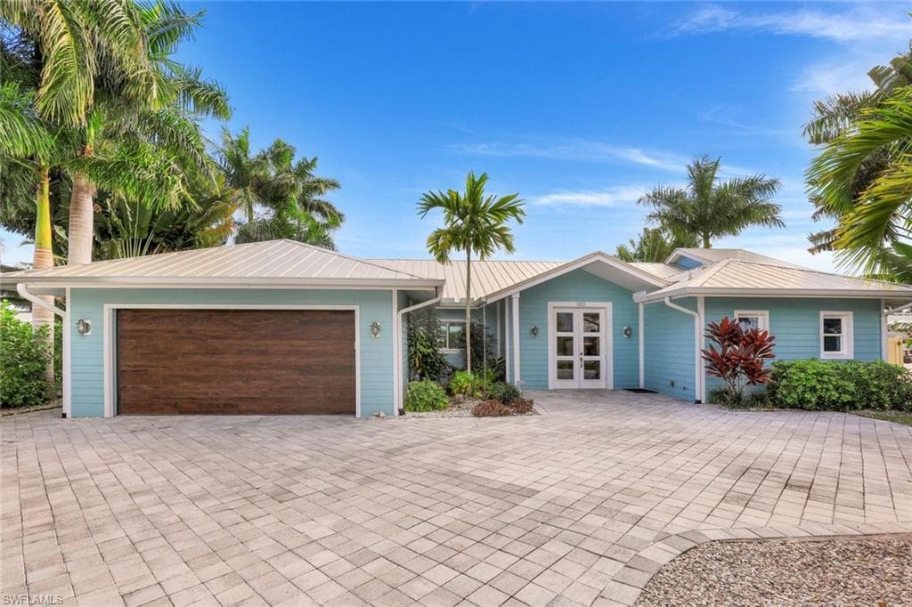 180 Channel Dr, Naples, FL 34108-1