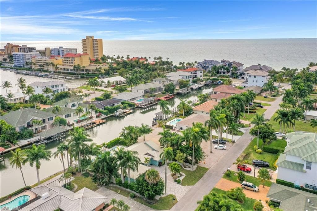 180 Channel Dr, Naples, FL 34108-2