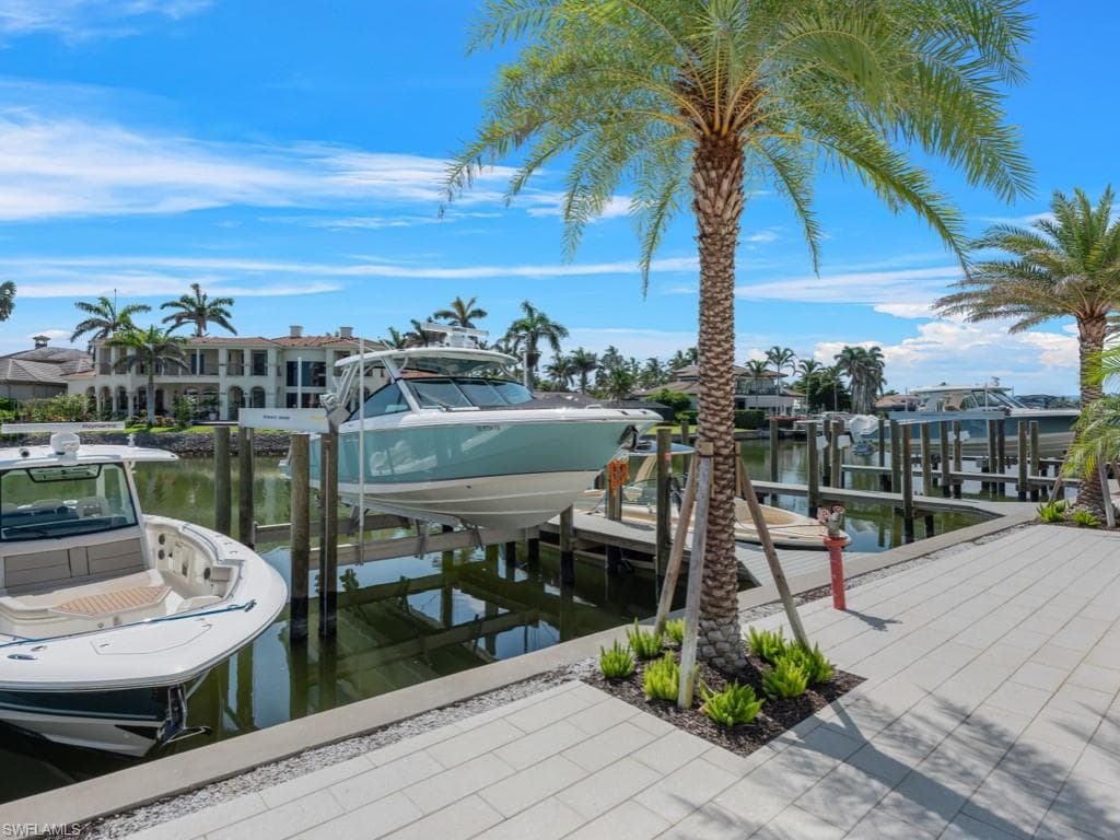 1820 Gulf Shore Blvd N 202, Naples, FL 34102-37