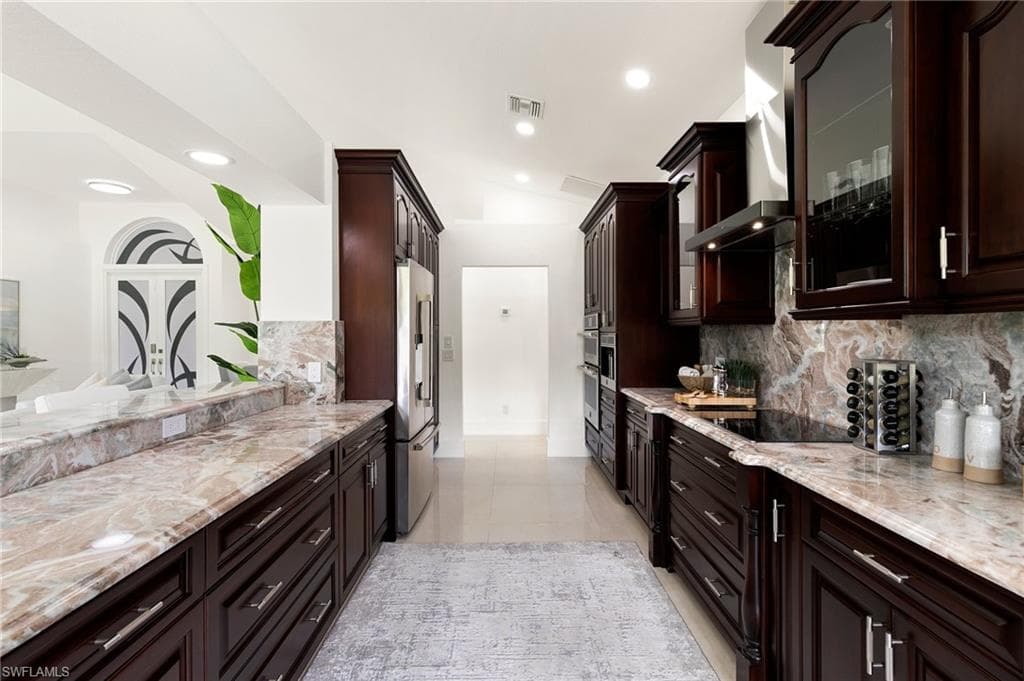 221 10th St SE, Naples, FL 34117-14